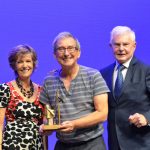 Robin Williams receiving the Sidney Fisher Trophy backstage awardfrom Sir Derek Jacobi and Jill Colby